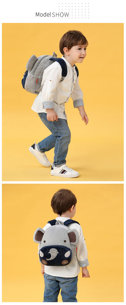 Child wearing a backpack with a cow design on a yellow background bleu ribbon