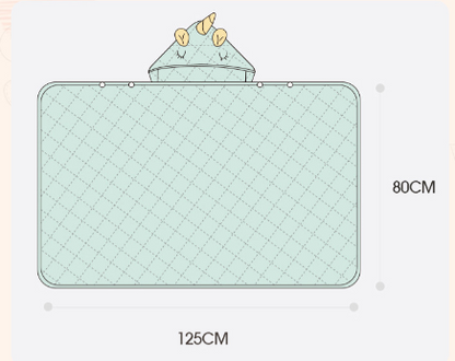 Measurement chart of a green quilt with dimensions 125CM x 80CM on a beige background. bleu ribbon