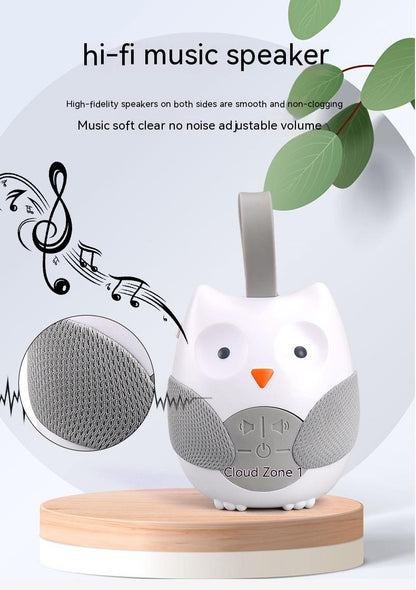 White owl-shaped speaker with gray accents on a wooden stand, surrounded by musical notes and leaves. bleu ribbon