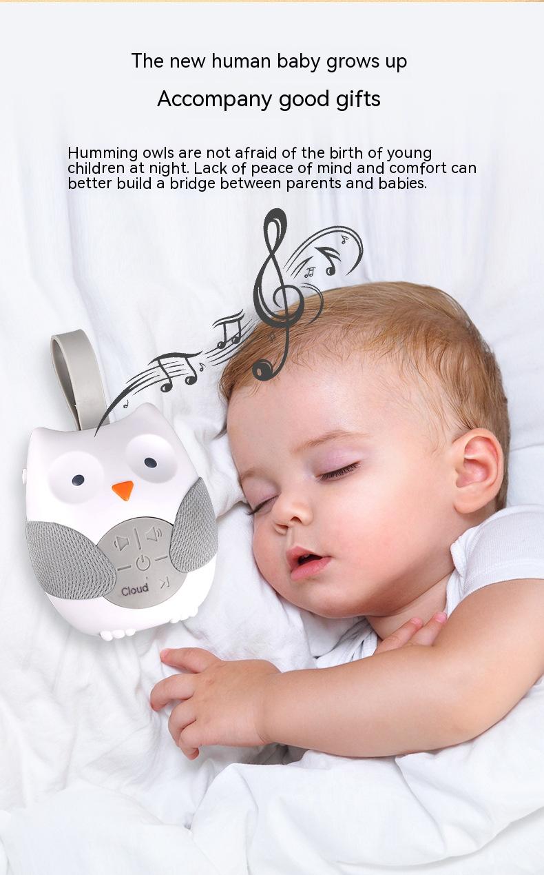 Baby sleeping with a white owl-shaped toy and text about baby growth and good gifts. bleu ribbon