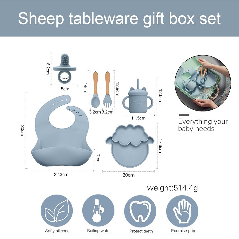 Sheep-themed tableware gift set with dimensions and features on a white background bleu ribbon baby