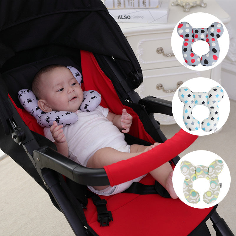 Baby in a stroller with a soft toy, surrounded by close-up images of the toy. U-Shaped Baby Neck Support Pillow bleu ribbon baby